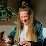 Roelie, die de kaarten tekent